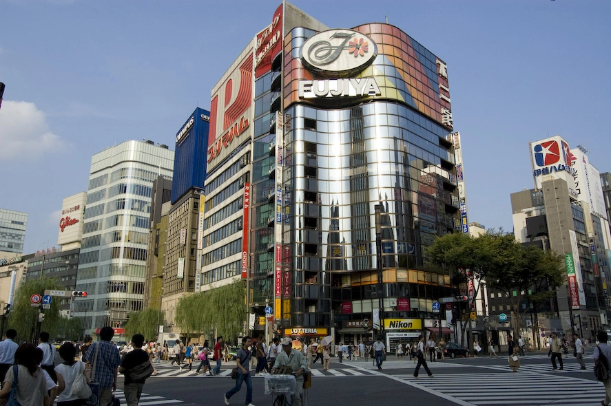 Uno de los típicos cruces “todo vale” de Tokyo. Cuando se ponen los semáforos en verde puedes ir a cualquier lado de la intersección, sin tener que esperar a dos o tres semáforos. En el llamativo edificio de enfrente no hay pantallas gigantes pero encima de donde he sacado la foto sí que había un par de ellas.