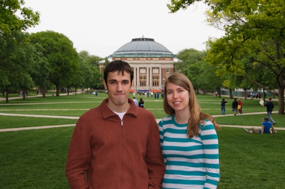 Despidiéndome de Angela enfrente del Quad.