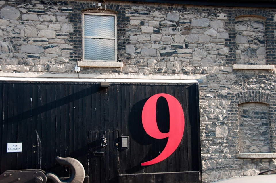 La primera esquina que doblo yendo a la oficina me lleva a los estudios donde U2 graban sus discos.