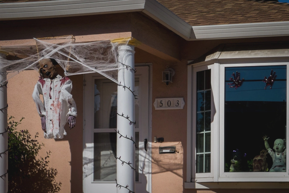 halloween-decoration-sunnyvale-hanging-zombie.webp