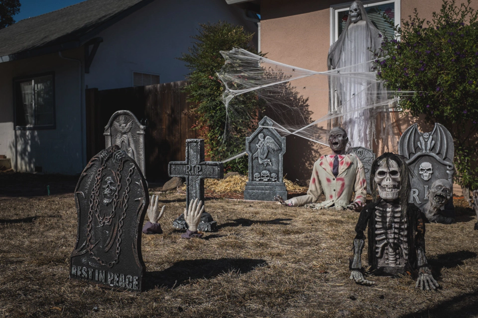 halloween-decoration-sunnyvale-tombstones.webp