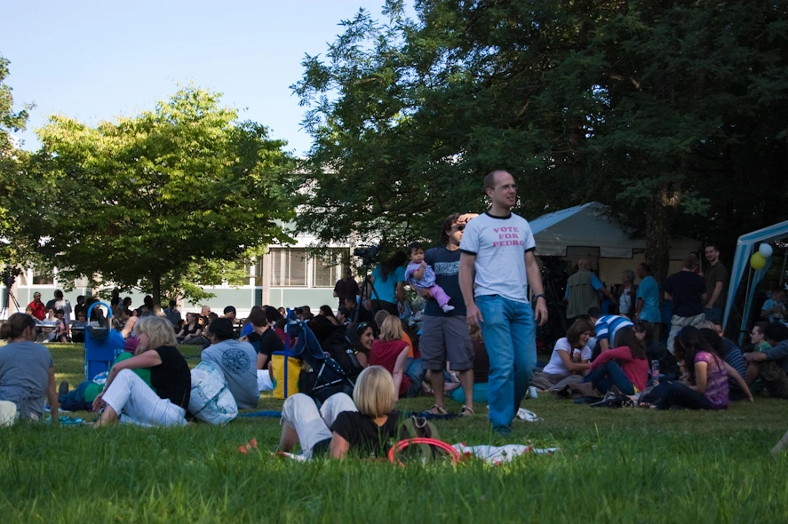 A las cinco de la tarde da igual que fuese el festival el lugar estaba lleno de familias y niños pequeños.