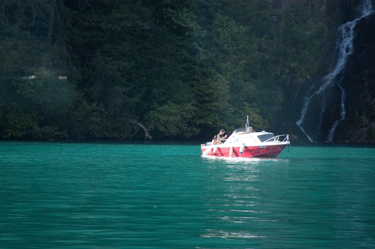 barco-de-recreo-lago-suizo.webp