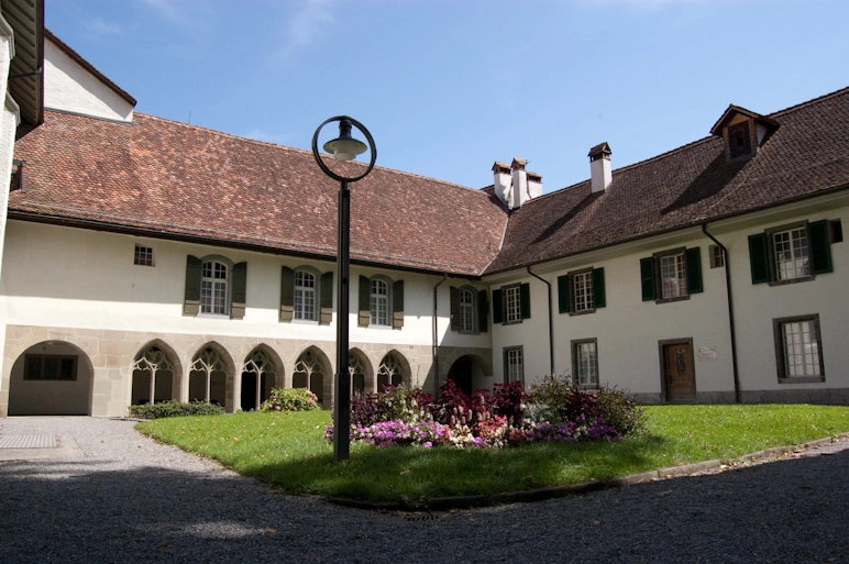 Un monasterio a un par de manzanas del casino.