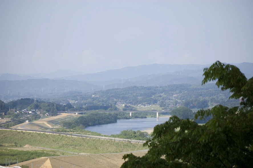 lago-rodeado-de-bosques-y-campos-de-cultivo.webp