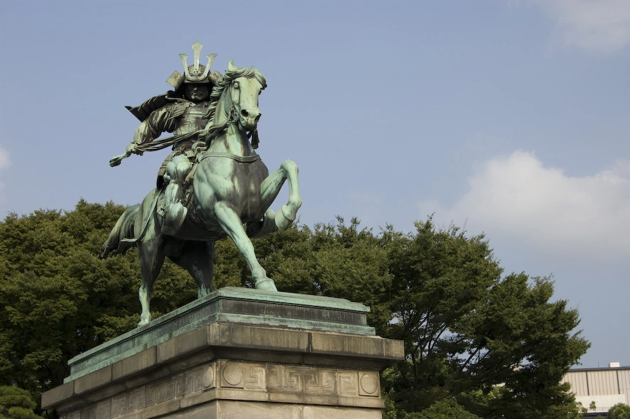 Este señor samurai me lo encontré en el parque anterior. Si alguien que sepa más de cultura e historia japonesa que yo puede decirme de qué murió el samurai a caballo le estaría muy agradecido.