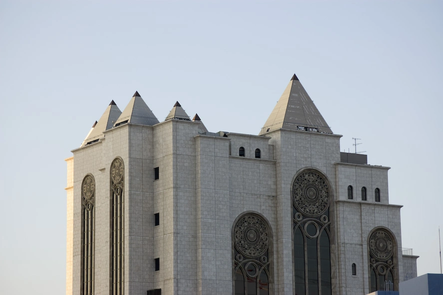 Una iglesia o catedral, no estoy seguro de la zona portuaria.