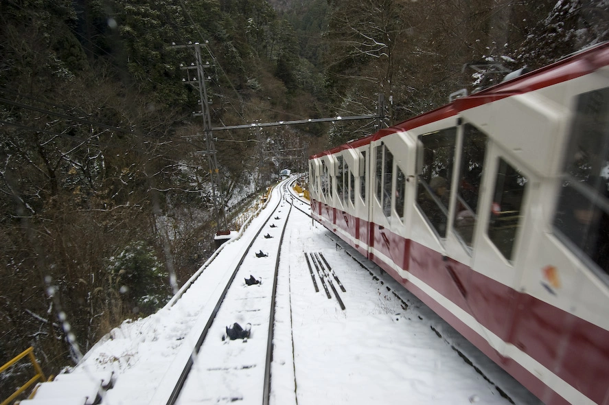 Koyasan está en lo alto de una montaña así que una vez que sales del tren normal tienes que coger otro que pese menos que te pueda llevar hasta lo alto. Me recordó a un episodio de Code Geass.