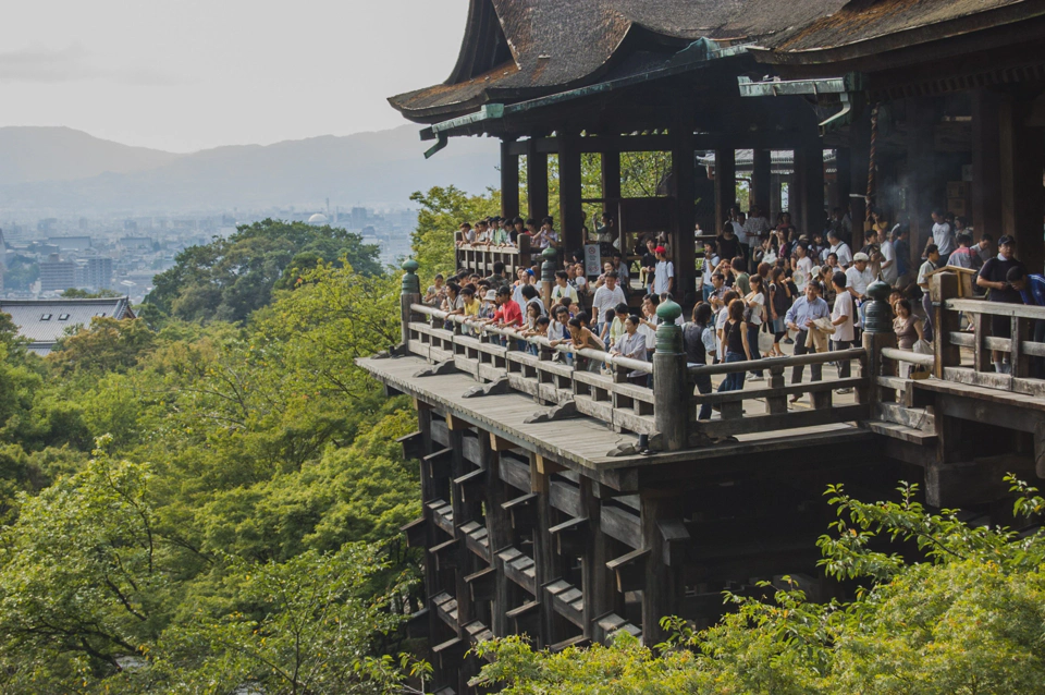 A la gente que le guste el anime es posible que les suene esta escena. Mik me contó que este templo es único en Japón por la forma en la que está construído. Tiene una base de madera altísima de la se puede ver una parte en la foto. La altura total es unas tres veces mayor.