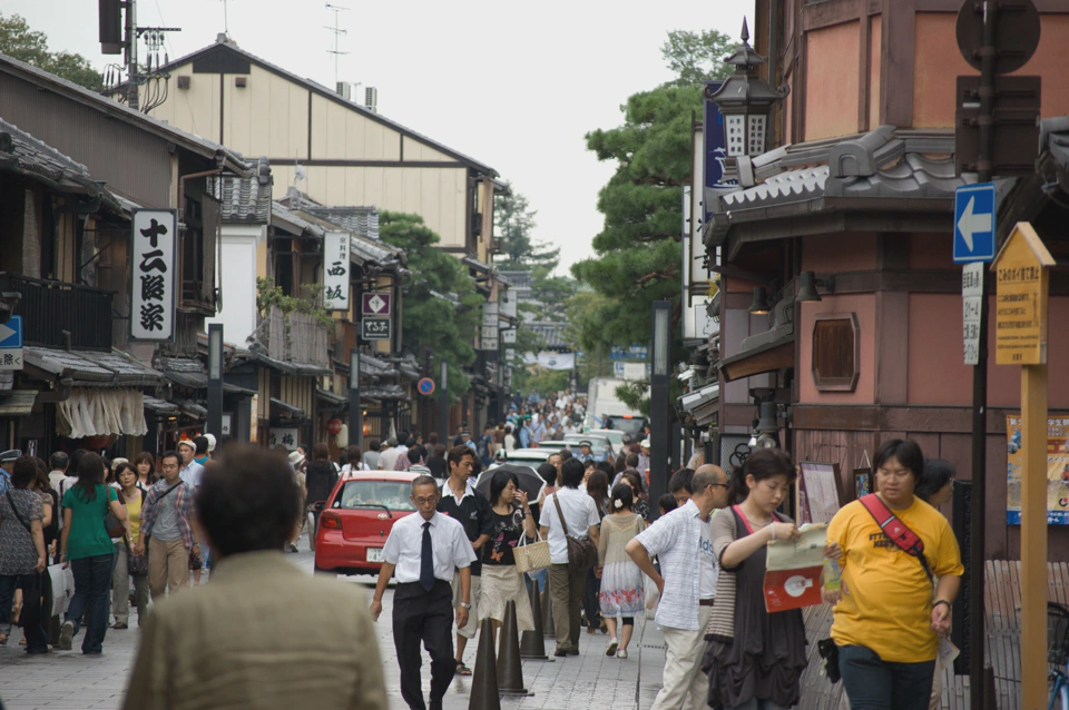 Era domingo y estaba atestado de gente. Había extranjeros, por supuesto, pero la inmensa mayoría eran japoneses. Aparte de turistas adultos vimos un montón de estudiantes (recuerdo cerca de 10 uniformes distintos).