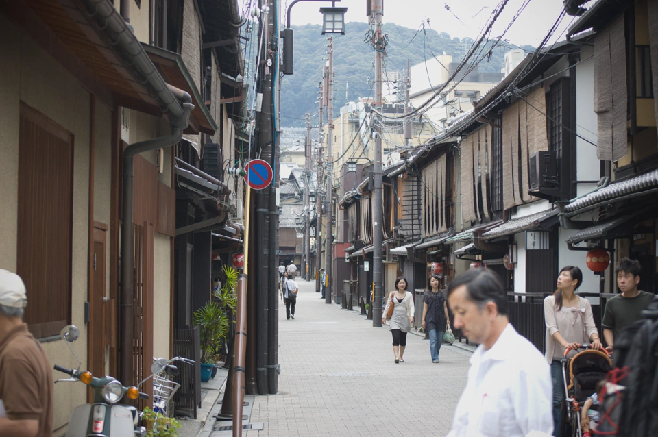 Una de las cosas que más me llamó la atención fue la combinación de colores de las casas que hasta hoy no he visto en más lugares de Japón. Estar allí era como respirar samurais y geishas.