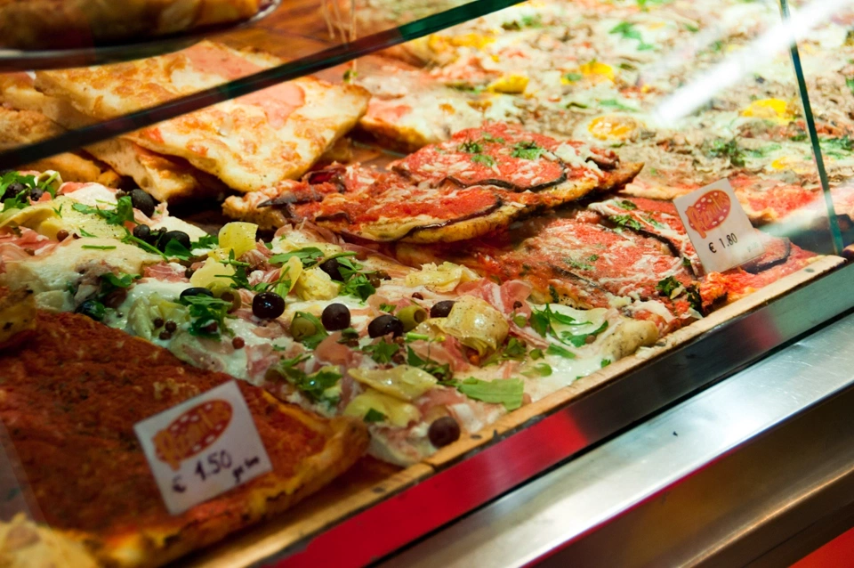 My subconscious tells me that I knew before going to Rome that they cut pizza in squares but I definitely hadn&rsquo;t seeing it before. My first thought when I saw it was: “Oh my god, they have so much pizza that they care more about where they put it than about the presentation.” And it felt good inside.