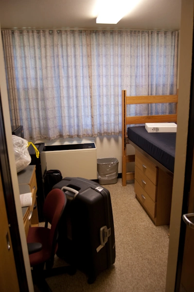 Mi hogar durante los próximos meses dentro del UIUC Sherman Hall. No es una suite pero es sumamente silenciosa y apartando la silla tengo espacio para hacer yoga. No le pido más a una habitación (bueno, quizás un jacuzzi y alguna otra cosilla pero en términos generales con las dos primeras características es suficiente).