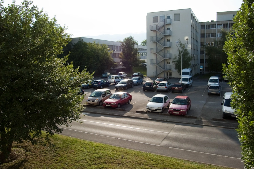 cern-parking-zona-residencial.webp