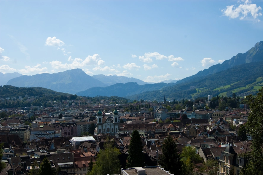 Lucerna desde una torre de las antiguas murallas que bordean la ciudad antigua.