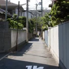 /attachments/trips/misteriosas-calles-secundarias/kita-tatsumi-narrow-road-between-walls_hu_db939af15fac5a0e.webp