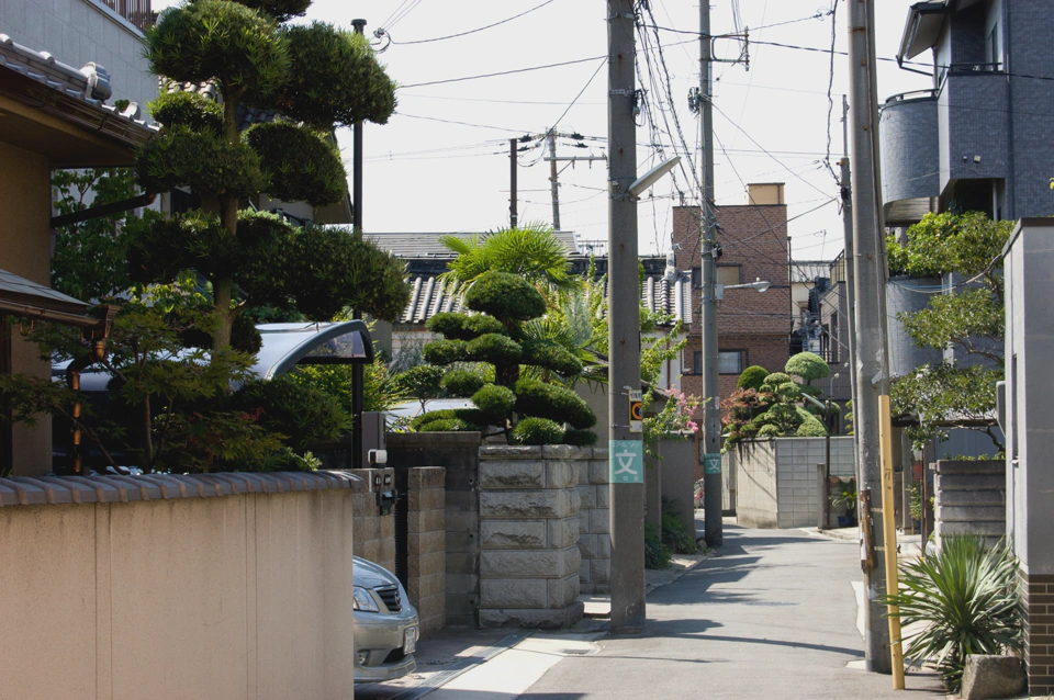 osaka-very-narrow-road-among-traditional-houses.webp