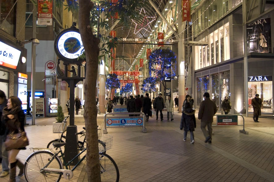 Una de las calles peatonales. Todos estos adornos e iluminación les dan un ambiente bastante peculiar aunque en algunos sitios es difícil distinguir los adornos de Navidad de los adornos que ya hay normalmente.