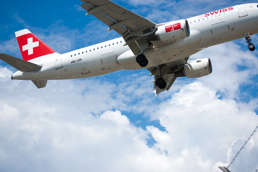 Esta breve parada era la típica zona pegada a un aeropuerto por lo que se podían ver los aviones muy fácilmente. Sin duda si hubiese llegado a Ginebra no habría podido sacar una foto tan buena, seguro que perderme ha sido obra de mis angelitas de la guarda.