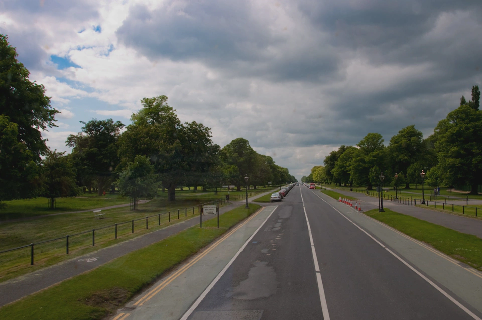 Dentro del Phoenix Park, un parque de 707 hectáreas, inaugurado en 1662 y en el que cabe el Central Park de Nueva York cuatro veces.