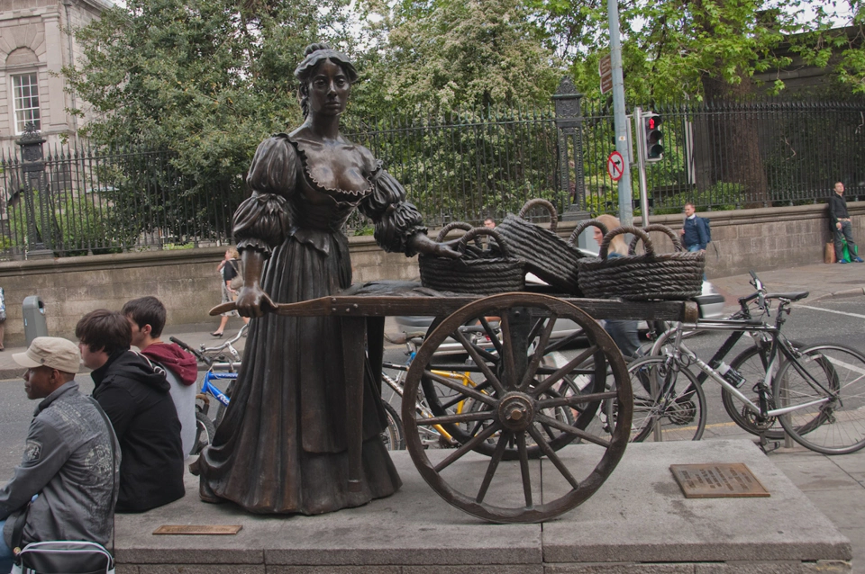 Molly Malone, una legendaria mujer vendedora de pescado de día y dama de afecto negociable de noche.