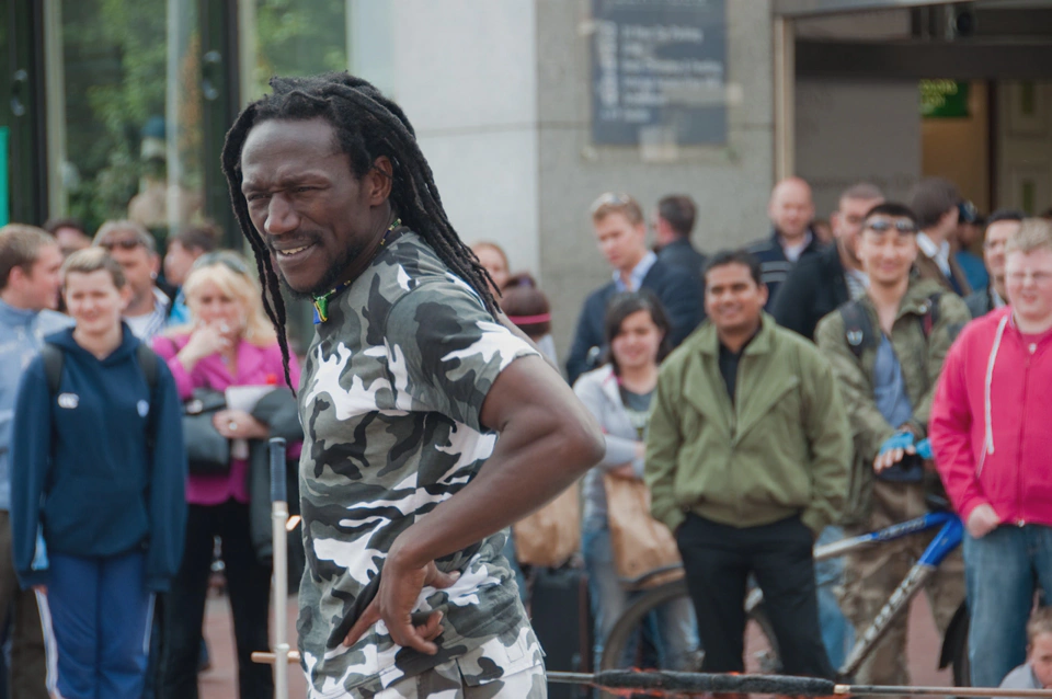 Uno de los artistas que pasaban con posturas imposibles bajo una vara ardiente en Grafton Street.