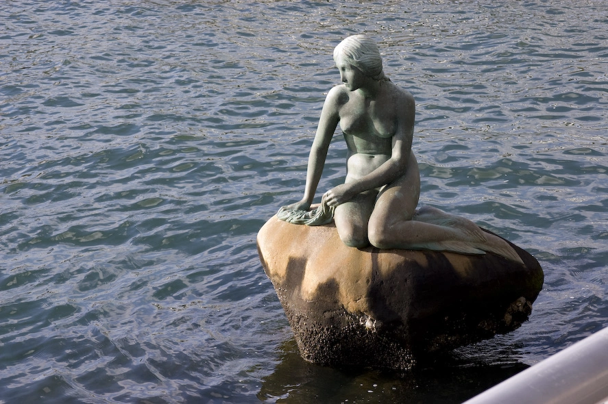 Al ir a Himeji vi una estatua de la libertad tamaño edificio de 4 plantas y ahora una sirenita de Oslo. Los japoneses si ven algo que les gusta en alguna otra parte del mundo no tienen problema en hacerse una propia versión. Sin duda sale más barato que hacer viajes y es más realista que verla en fotos.