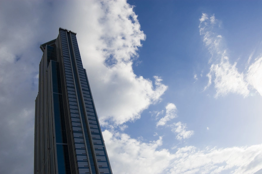 Tras la noria fuimos al Osaka Trade Center, un altísimo edificio de más de 55 plantas. El ascensor subía a una velocidad vertiginosa, si no me falla la memoria subía más o menos a 8 o 9 plantas por segundo por lo que enseguida llegamos arriba.