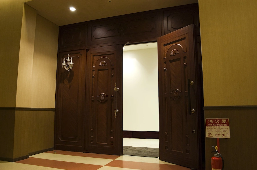 En la última planta antes de la “planta observatorio” había salones de boda y restaurantes de lujo. La puerta de la foto es de uno de esos salones.