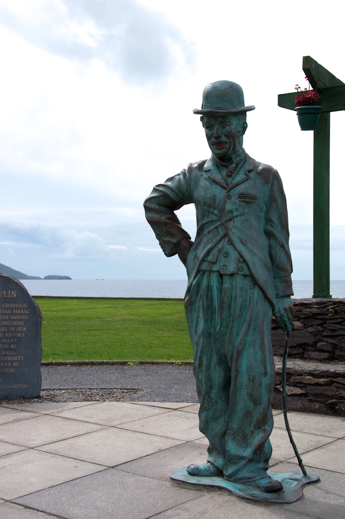 A few meters after the pneumatic beach an statue of Charles Chaplin greeted me.