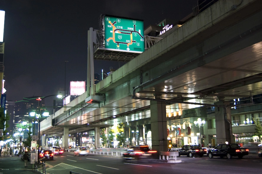 Una vez que tuve suficiente Roppongi Hills me fui en dirección al Tokyo Midtown, un complejo un poco más reciente que Roppongi Hills que intentó hacerle competencia. Atención al cartel con información del tráfico que hay sobre la autopista elevada.