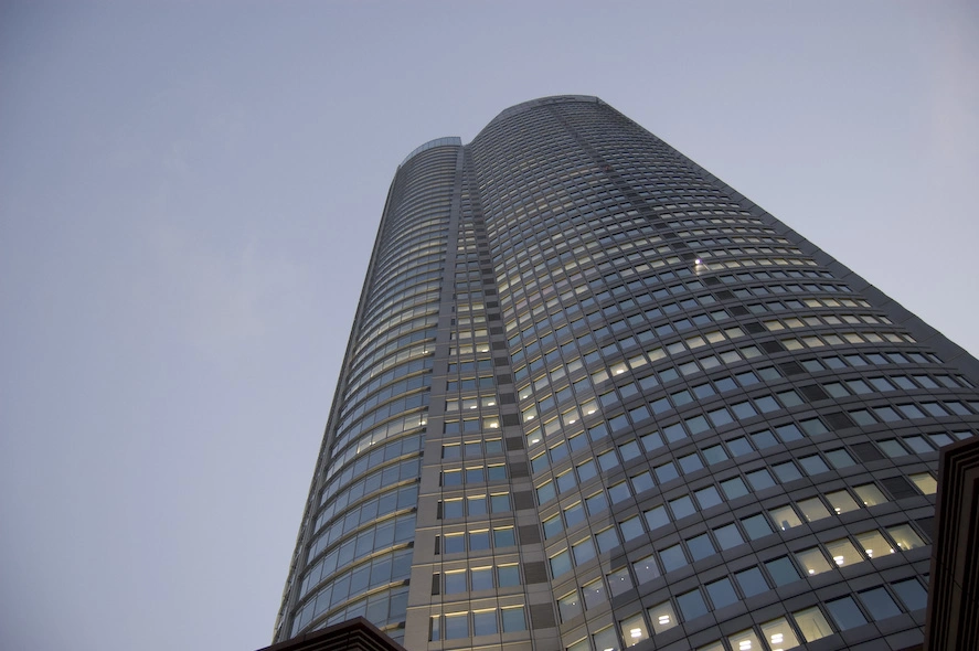 La torre Mori que alberga, entre otros, museos, colegios, galerías de arte y un observatorio con vistas panorámicas de Tokyo.