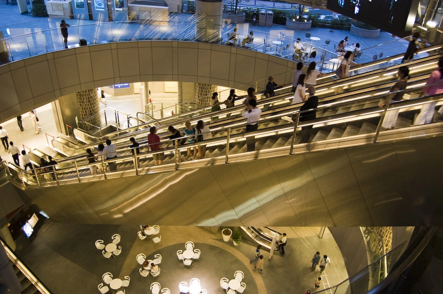 Roppongi alberga una de las cosas que más me han fascinado de Tokyo: Roppongi Hills. Es un complejo arquitectónico diseñado de forma que puedas hacer tu vida sin salir al resto de Tokyo. Este es uno de los edificios destinados al ocio y la comida.