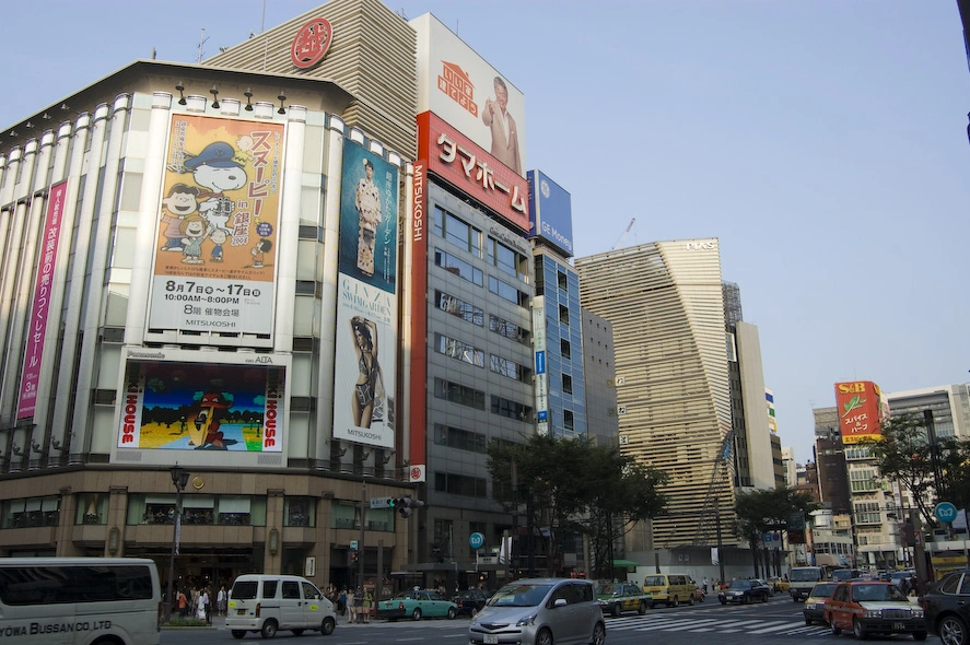 Nada más salir de la estación de metro en pleno Roppongi Snoopy y compañía me saludaban mientras debajo una pantalla gigante anunciaba un videojuego. No se aprecia muy bien en la foto pero la chica inferior del anuncio de la derecha es occidental. Aunque ya había leído algo antes de venir a Japón me sorprendió el porcentaje de anuncios que muestran a occidentales. Me daba un poco de pena ver tanto occidental ya que le quitaba ese aire asiático pero qué le vamos a hacer, para ellos los occidentales somos “cool” :)