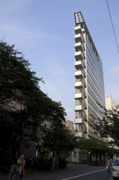 Creo que fue en el blog de Kirai donde leí que el terreno en Japón a la hora de edificar se puede dividir todo lo que se quiera. No sé cuántos metros tendrán las habitaciones de este edificio pero no creo que sean muy grandes. Parecía que se lo fuese a llevar el viento de un momento a otro.