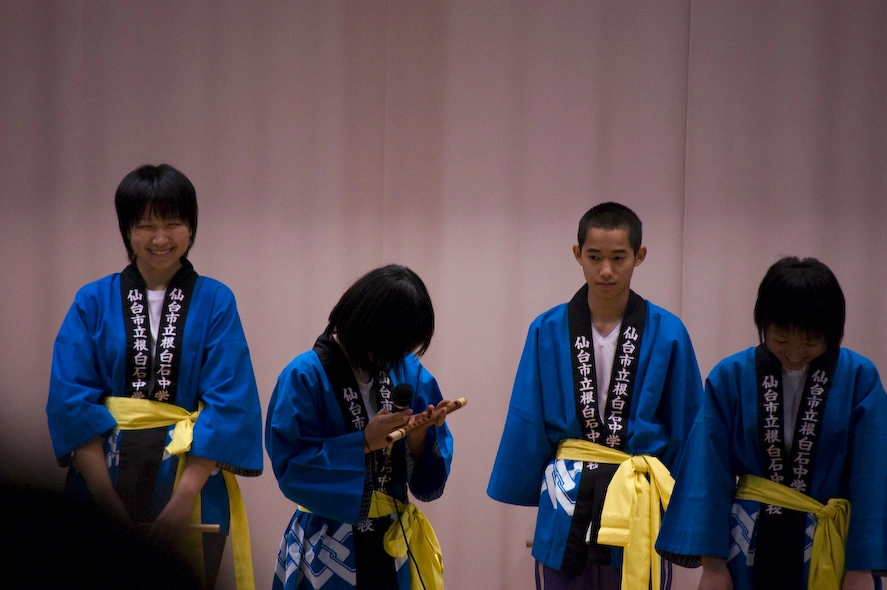 Los japoneses son famosos por ocultar sus emociones pero es un hábito adquirido, de jóvenes son igual que cualquier otra persona.