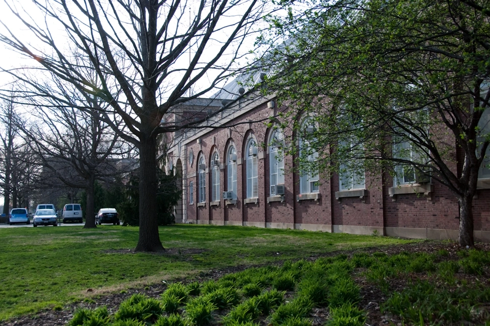 En el interior de este edificio cercano al cementerio había un gimnasio.