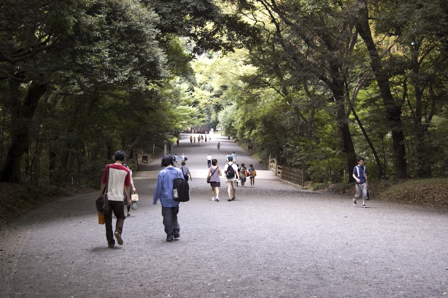 Un poco más adelante se encontraba uno de los templos más concurridos de Tokyo, el Meiji-jingu, así que ni corto ni perezoso, aunque los pies empezaban a pedirme desesperadamente volver, me fui a visitarlo.