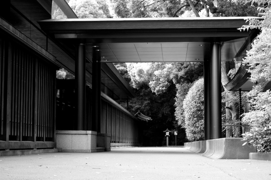 Y ya para despedirme del templo, de Shibuya y de un cansado día me deleité durante unos instantes en estos silenciosos y misteriosos rincones que te encuentras de vez en cuando antes de introducirme en la vorágine de gente del metro.