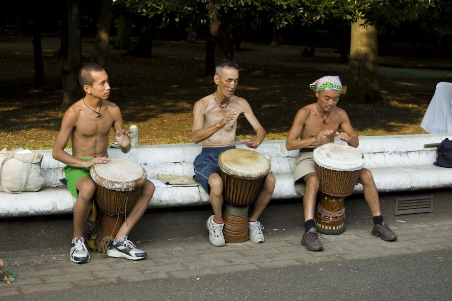 Quince minutos más tarde, siendo consciente de haber elegido la entrada más alejada, pero ya dentro del parque me empecé a encontrar algunos grupos de músicos. Tengo entendido que durante los fines de semana el parque está lleno tanto de música como de extravagantes jóvenes.