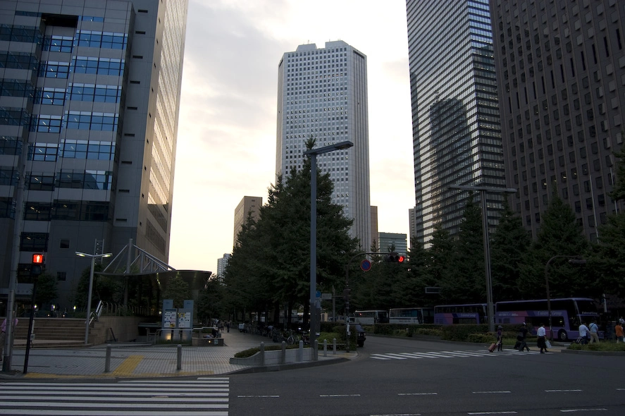 Eran pasadas las cuatro así que aunque no se vea mucha gente por la calle imaginaos la hora en que se vacían esos rascacielos. La estación de Shinjuku es una de las estaciones de metro por la que más gente pasa al cabo del día de todo el mundo.