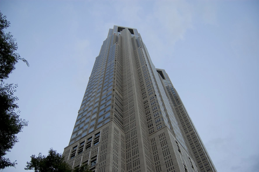 El edificio del gobierno metropolitano de Tokyo. Aunque lo he intentado no creo haber conseguido capturar sus dimensiones. Me sentí muy pequeñito y me quedé clavado durante varios segundos tratando de hacerme a su tamaño. Iba con curiosidad después de haber leído que tenía forma de “chip” y dimensiones mastodónticas pero la realidad superó mis expectativas.