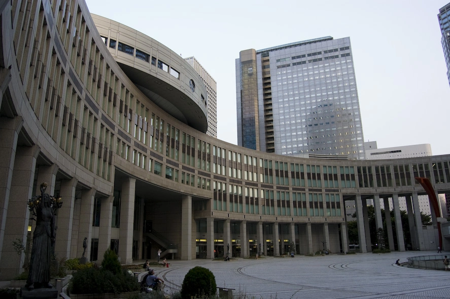 Esta es la plaza de la entrada principal. Había un mirador gratuito en la última planta, la quincuagésimosegunda, así que sin dudarlo me acerqué a echar un vistazo. La entrada al edificio, de más de 50 metros con el impresionante techo encima de ti, me recordó a una de esas películas futuristas donde hay zonas tan anchas que no puedes ver las paredes, con el techo y el suelo completamente limpios y con muy poca luz.