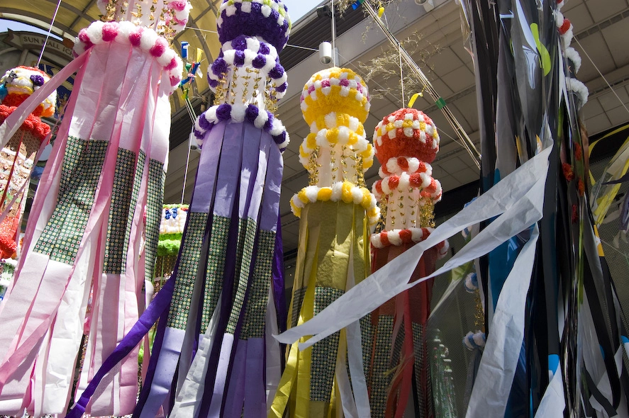 Los farolillos con coletas estaban por todas partes. El segundo día de festival fui al supermercado a por víveres y tuve que agachar la cabeza en un par de ocasiones porque había farolillos colgando entre los árboles de la acera y las casas a una altura segura para japoneses.