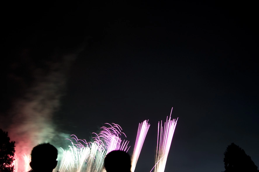 silueta-gente-viendo-fuegos-artificiales.webp