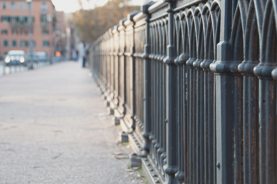 bridge-fence-close-up-rome.webp