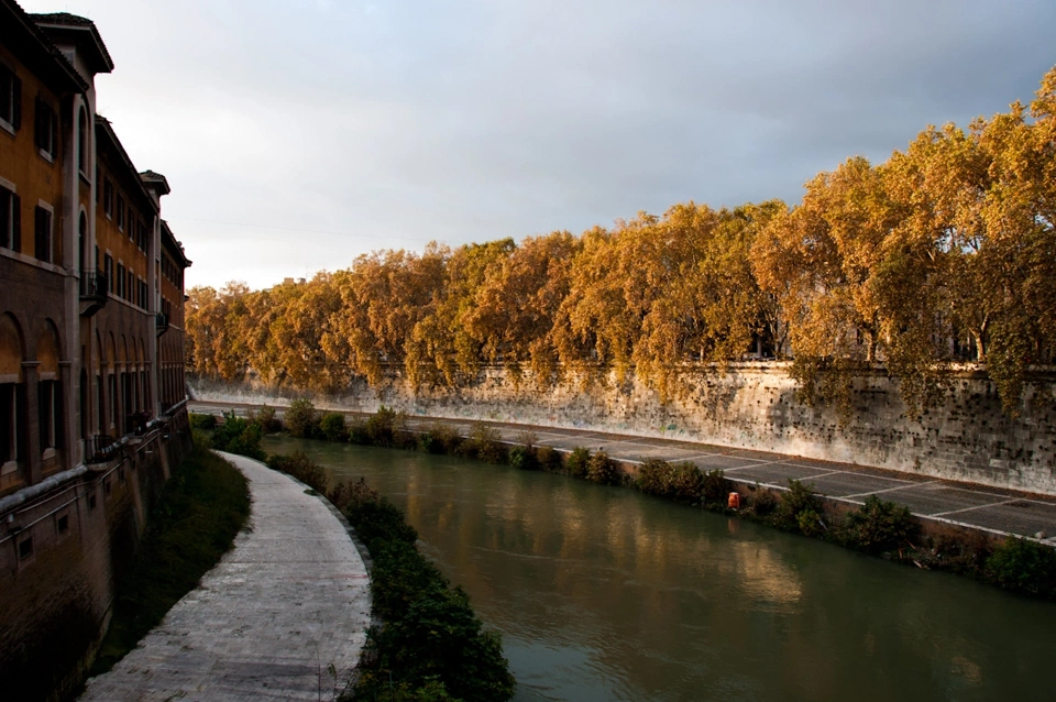 The Tiber on its way through Rome (photo courtesy of Loes).