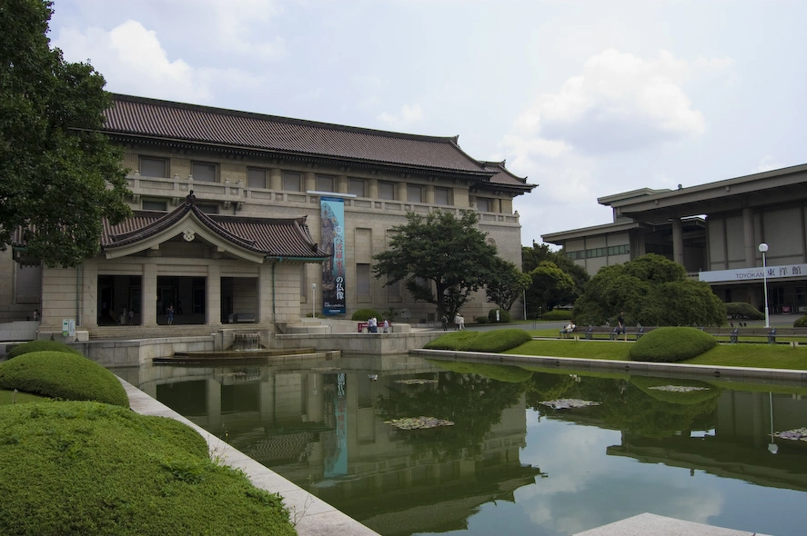 Entrada al Museo Nacional de Tokyo. Este tipo de museos no me gustan y me parecen aburridos pero años de condicionamiento materno hicieron que no me diese cuenta de lo que estaba haciendo hasta que fue demasiado tarde. El museo tenía lo que se podría esperar de un museo nacional: objetos del Japón prehistórico, antiguo, medieval y algo del moderno, katanas, kimonos y mujeres policía en cada esquina con las que me costaba no acercarme y preguntarlas cómo podían aguantar de pie durante horas vigilando obras de arte acristaladas en un país tan pacífico como es Japón.