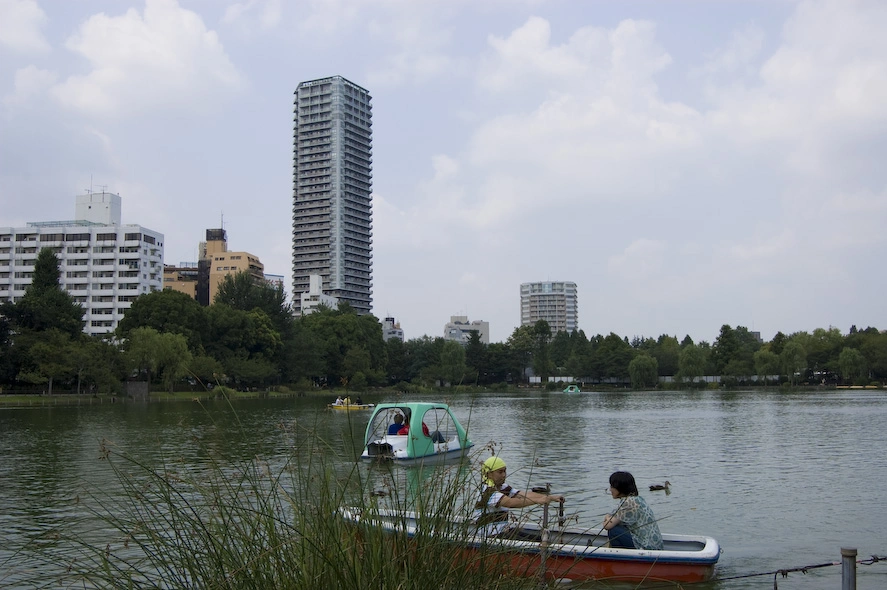 Más allá del estanque anterior y con un par de bentos en el estómago di por finalizada mi visita al parque. Fue una lástima que el día estuviera medio nublado. Me habría gustado visitar las partes del parque que me dejé. .