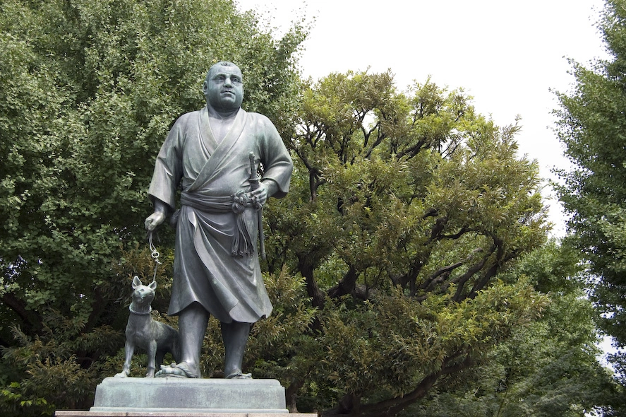 Cuando vi la cantidad de vagabundos que había al poco de entrar primero pensé que me había equivocado de parque y luego pensé que para ser la entrada principal (que no lo era) era un poco menos de lo que esperaba. El “samurai paseando perro” me dio ánimos para seguir ignorando la pregunta de si los vagabundos japoneses borrachos intentarían asaltar a un joven gaijin con cámara réflex y mapa en mano.